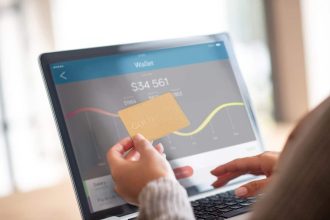 Femme consultant le solde de son compte bancaire en ligne