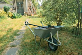 Chariot de jardin avec terreau sur la pelouse