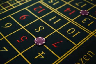 Joueurs concentrés autour d'une table de keno dans un casino