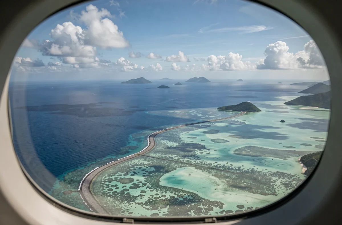 Vue aérienne du lagon de Mayotte et des eaux de l'océan Indien séparant l'île des Comores voisines